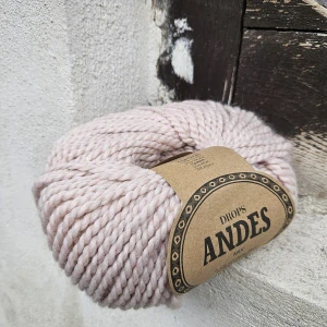 Andes MIX 9025 - Svetlo pastel ružová striekaná zimná hrubšia zmesová vlna