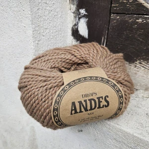 Andes MIX 9028 - Nugátovo bežová striekaná zimná hrubšia zmesová vlna