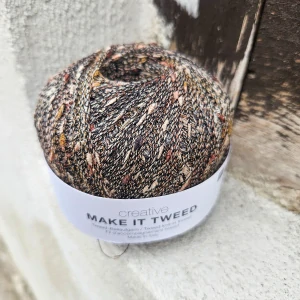 Make It Tweed 002 - hnedastá tenká pripletacia priadza s nopkami