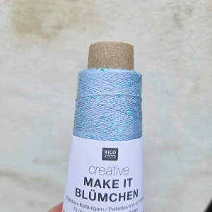 Make It Blümchen 003 - svetlo modrá tenká pripletacia priadza s flitrami