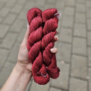 Mora - 033 Cereza - červený 100% morušový hodváb