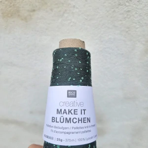 Make It Blümchen 017 - tmavo zelená tenká pripletacia priadza s flitrami