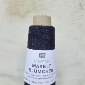 Make It Blümchen 015 - tmavo modrá tenká pripletacia priadza s flitrami