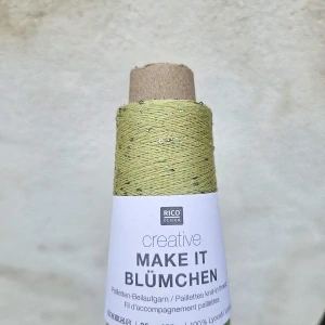 Make It Blümchen 014 - svetlo olivovo zelená tenká pripletacia priadza s flitrami