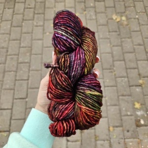 Mecha M5 - iba 1ks! - tmavo dúhová 100% Superwash merino vlna