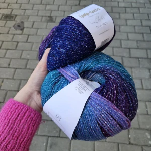 Crumble 31072 - "aurora" - fialkovo tyrkys cyklámen farebná vlna s leskom