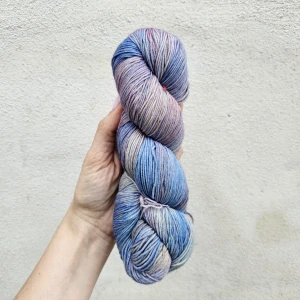 iba 3ks! Ultimate Sock 11 - fialkovo modrá tenká ručne farbená merino vlna s nylonom