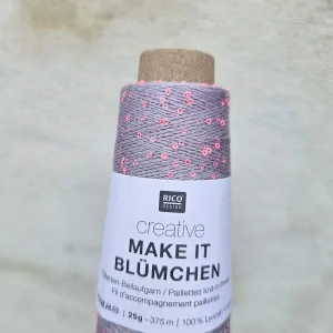 Make It Blümchen 011 - stredne fialová tenká pripletacia priadza s flitrami