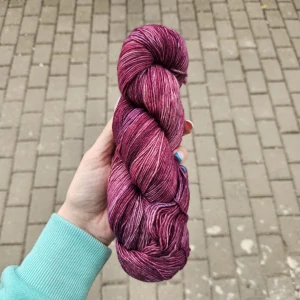 iba 1ks! Mechita - M10 - vínová ručne farbená 100% merino vlna