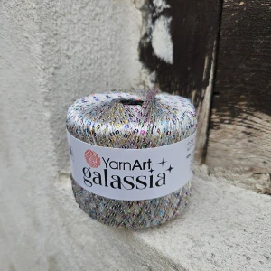 Galassia 5825 - sivo biela pripletacia priadza s farebnými flitrami