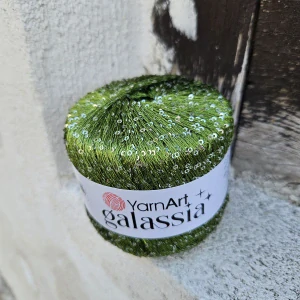 Galassia 5816 - olivovo zelená pripletacia priadza s flitrami