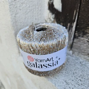 Galassia 5827 - bežová pripletacia priadza s flitrami