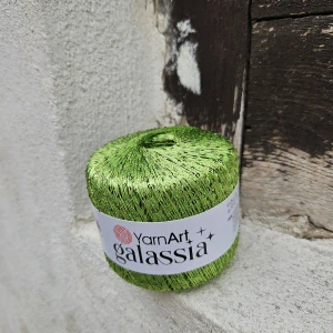 Galassia 5817 - svetlá jasná olivovo zelená pripletacia priadza s flitrami