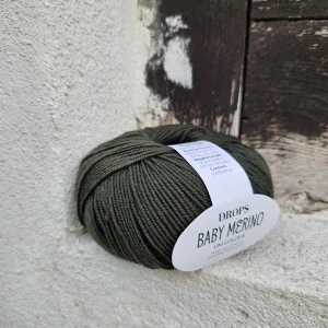 65 Baby Merino - Tmavo olivovo zelená 100% merino vlna so superwash úpravou