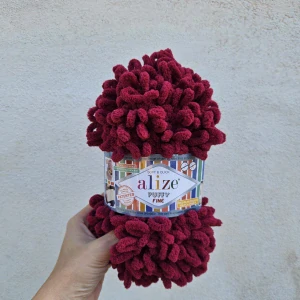 Puffy Fine 107 - Vínová mäkká vlna s očkami