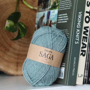 Saga 28 - Stone Blue - stredne vintage morská 100% vlna
