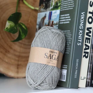 Saga 11 - Feather Grey - stredne sivá 100% vlna