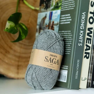 Saga 05 - Stone Grey - stredne sivá 100% vlna