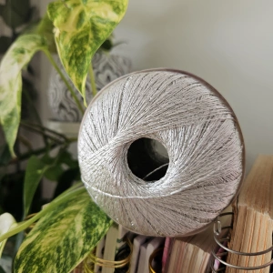 Ajur Lux 0011 - strieborná lesklá háčkovacia priadza