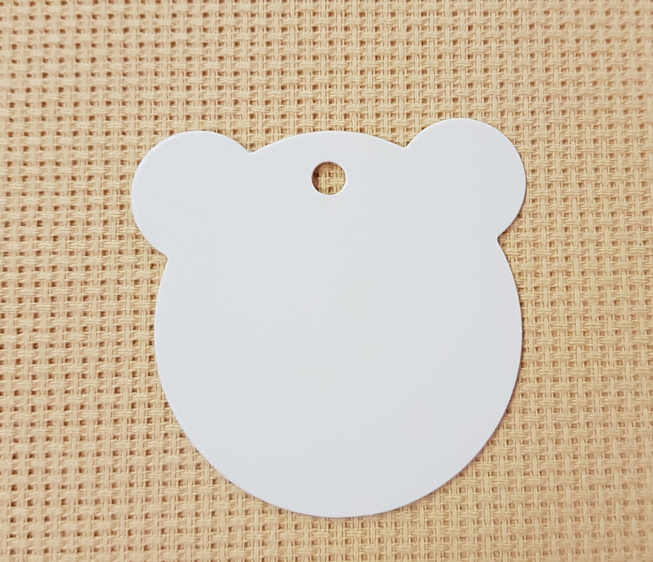 Papierový štítok 1ks - visacka - Macko - biela farba - cca 6cm x 6cm
