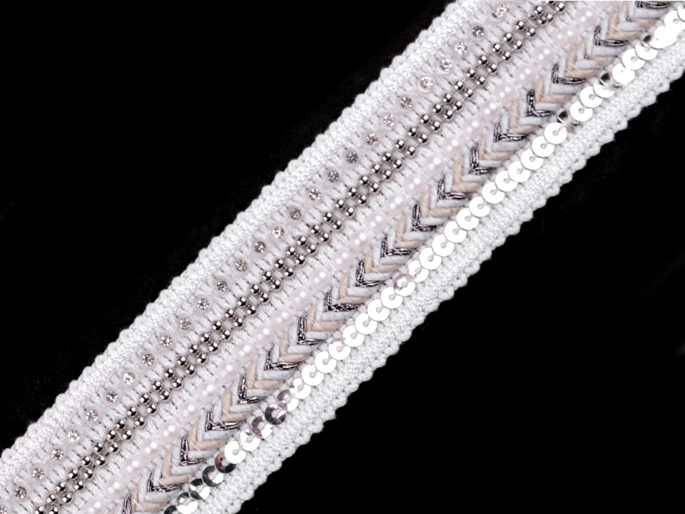 Biely prámik s flitrami, korálikmi a brúsenými kamienkami šírka cca 4cm / meter