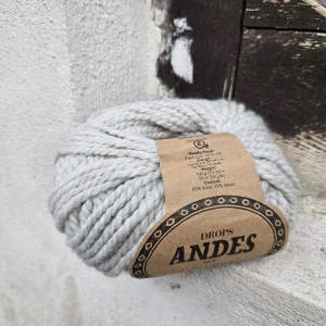 Andes MIX 9020 - Svetlo sivá striekaná zimná hrubšia zmesová vlna