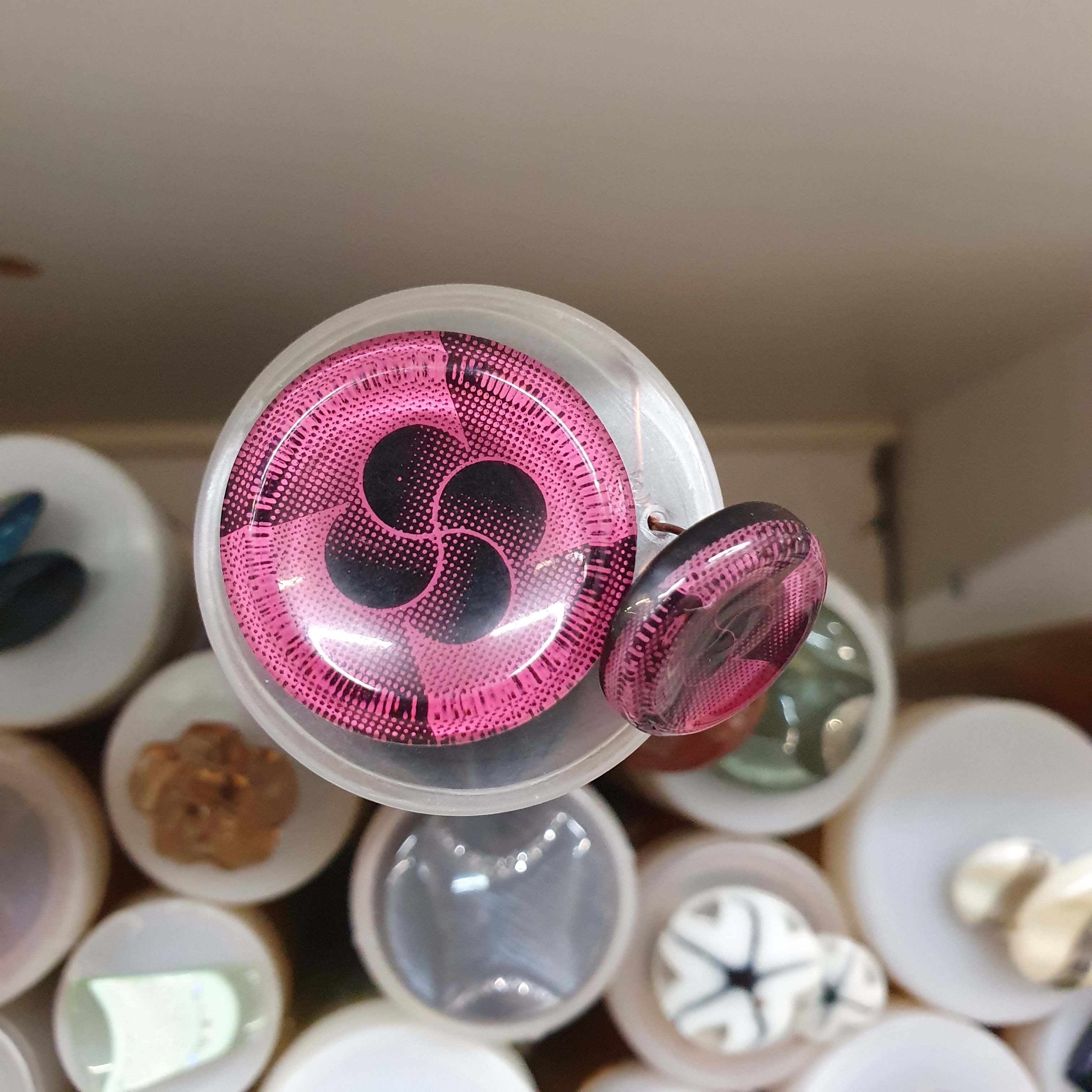 Kaleidoskop ozdobný gombík väčší cyklemen čierny cca 2,7cm