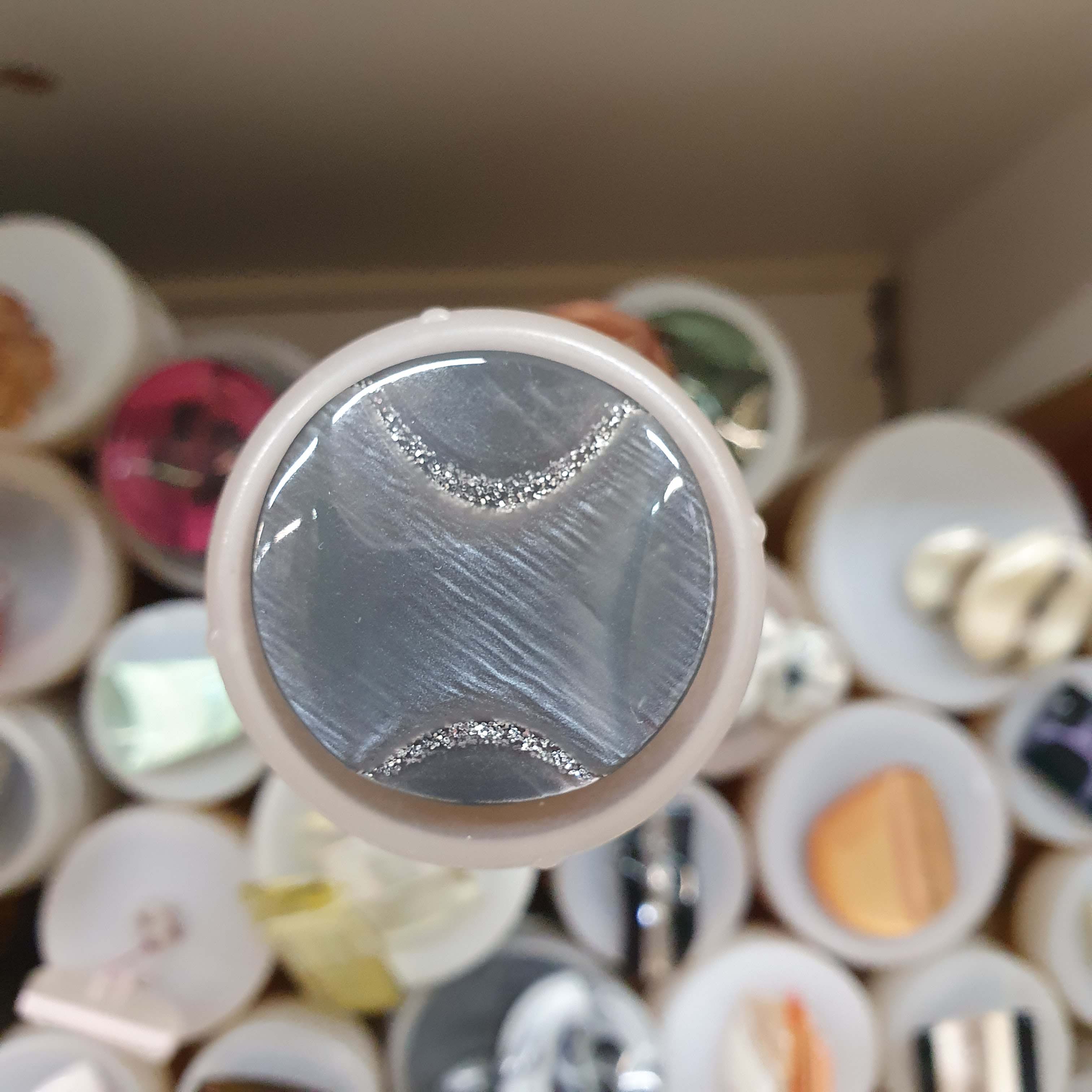 Sivý ozdobný gombík okrúhly cca 2,8cm