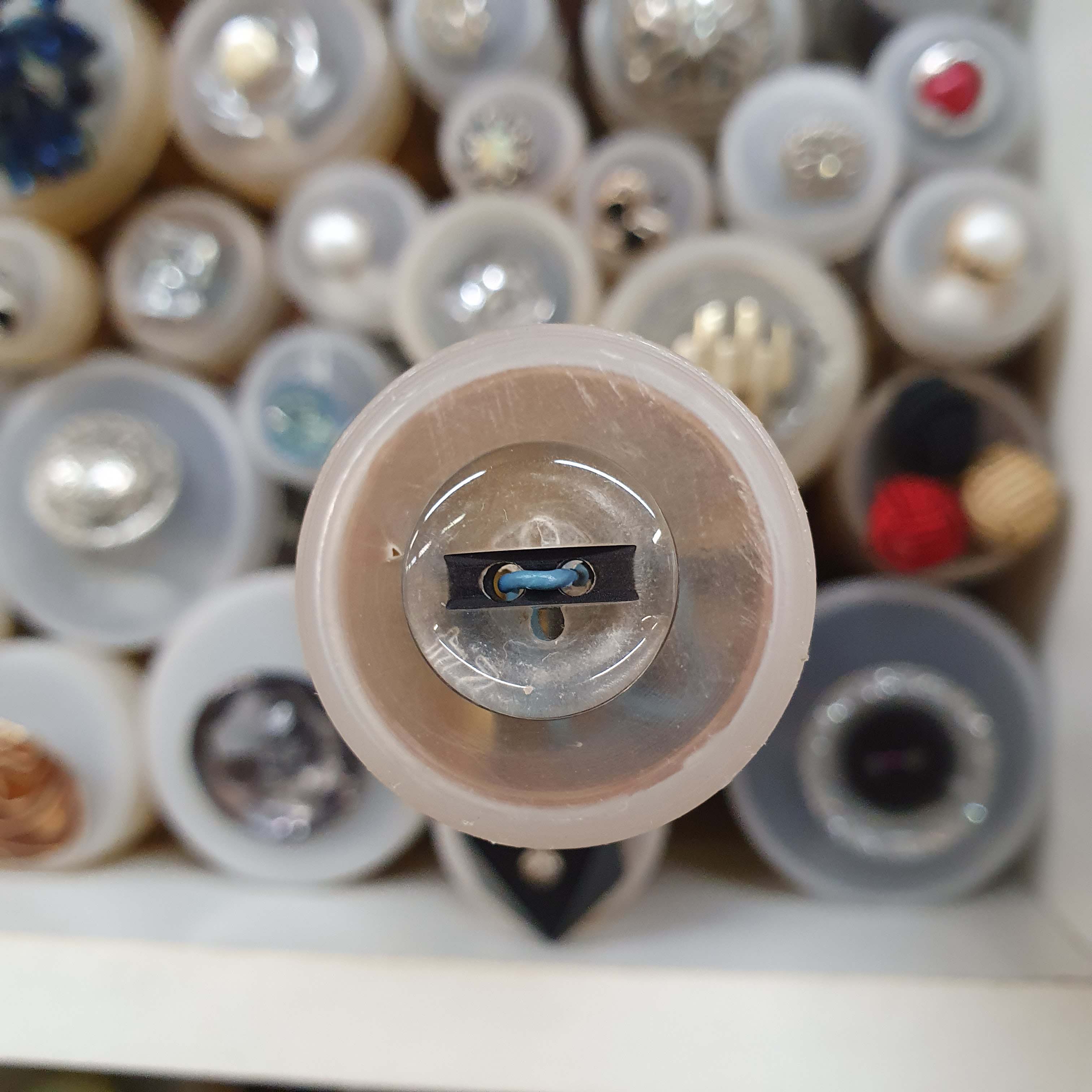 Priesvitný gombík cca 1,5cm