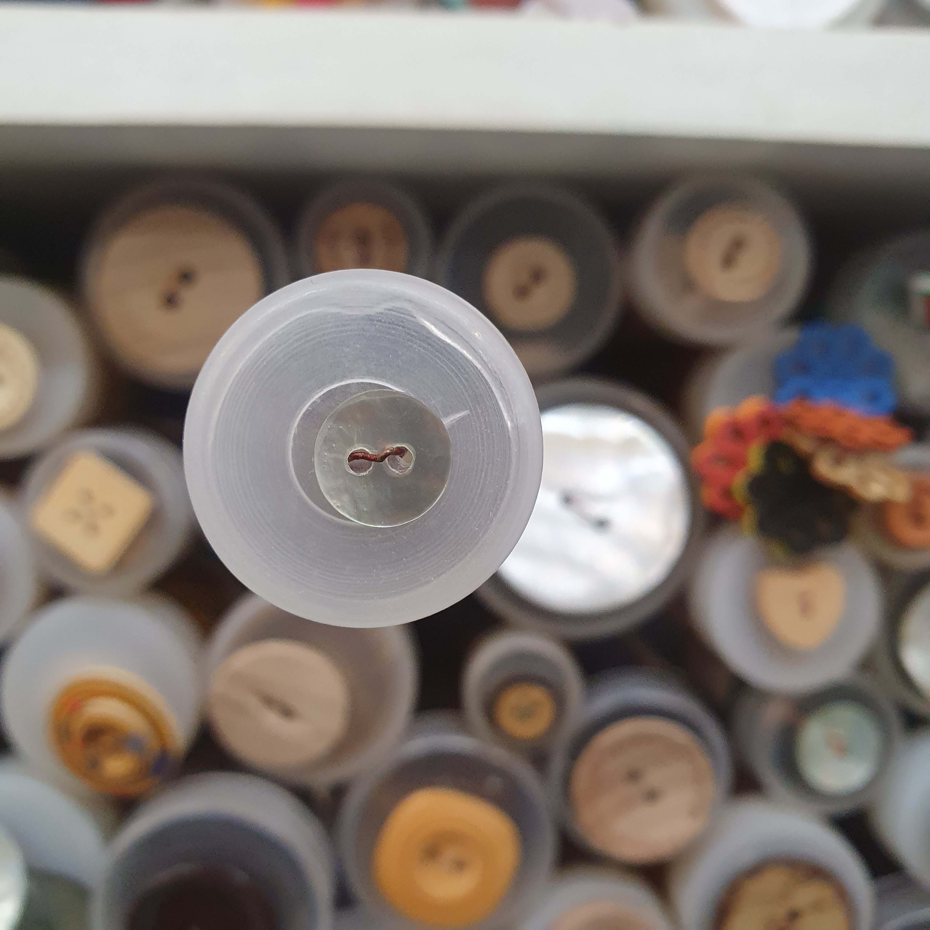 Perleťový gombík okrúhly cca 0,9cm