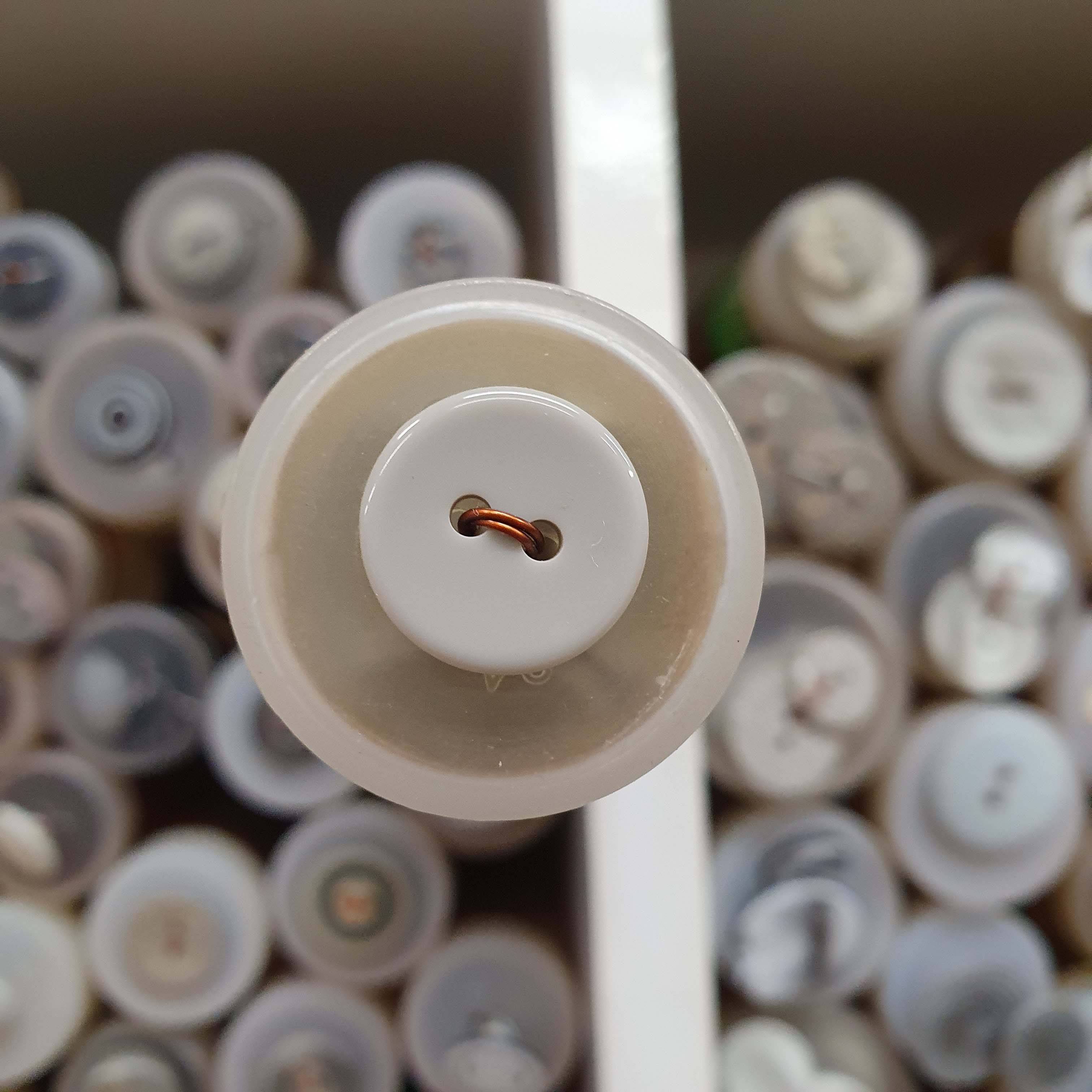 Sivý gombík okrúhly cca 1,5cm