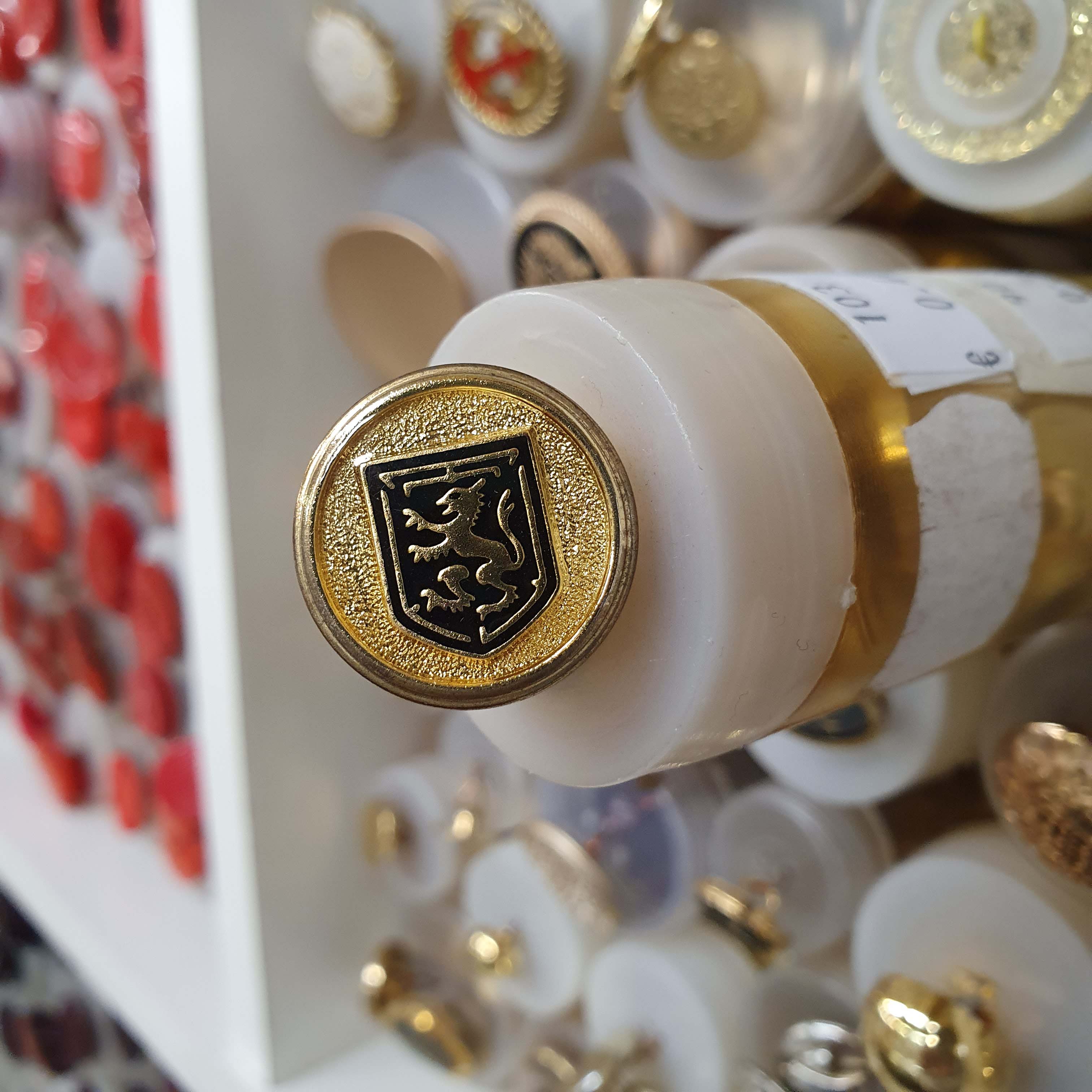 Čierno zlatý gombík ozdobný okrúhly živicový väčší cca 2,2cm