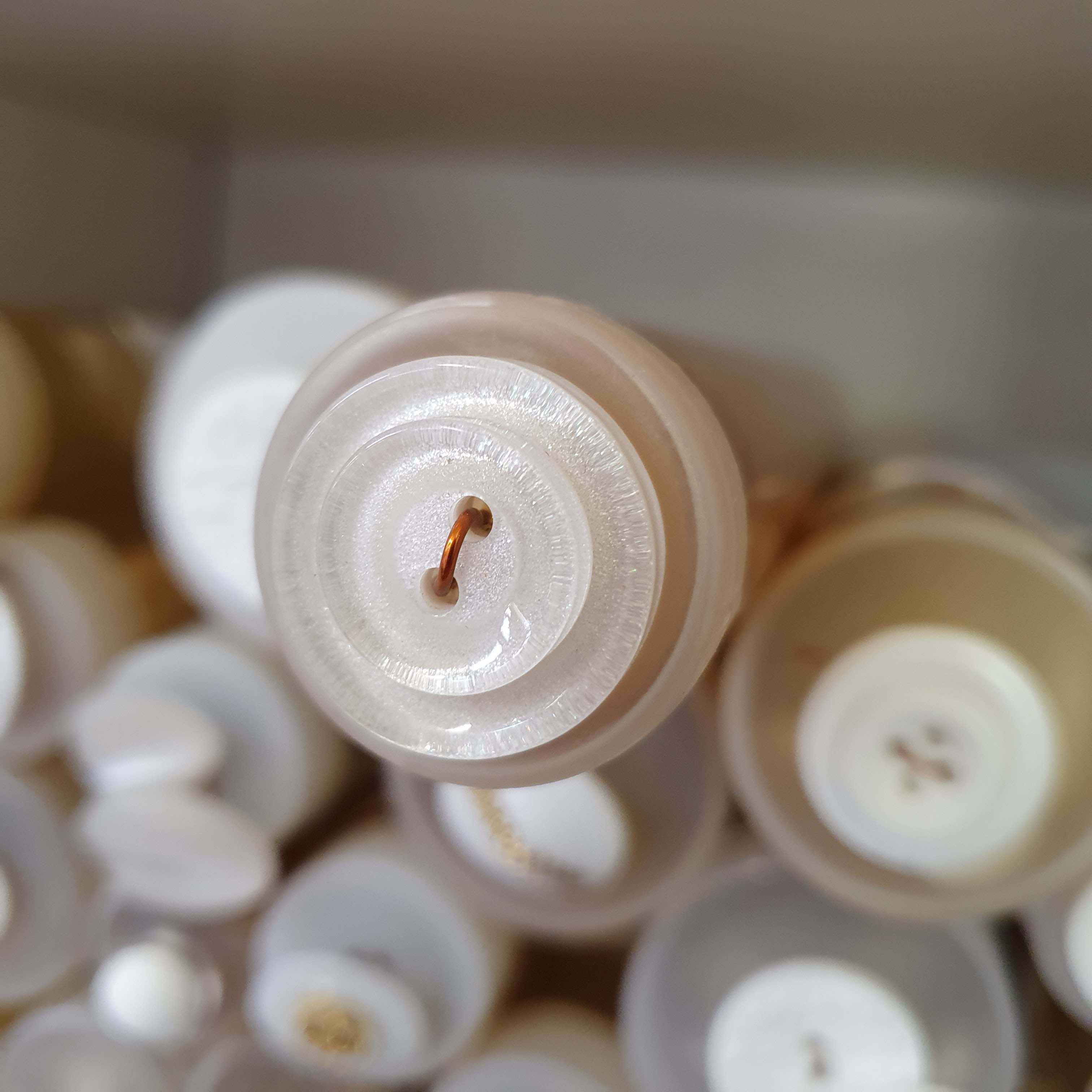 Biely gombík okrúhly väčší cca 2,3cm