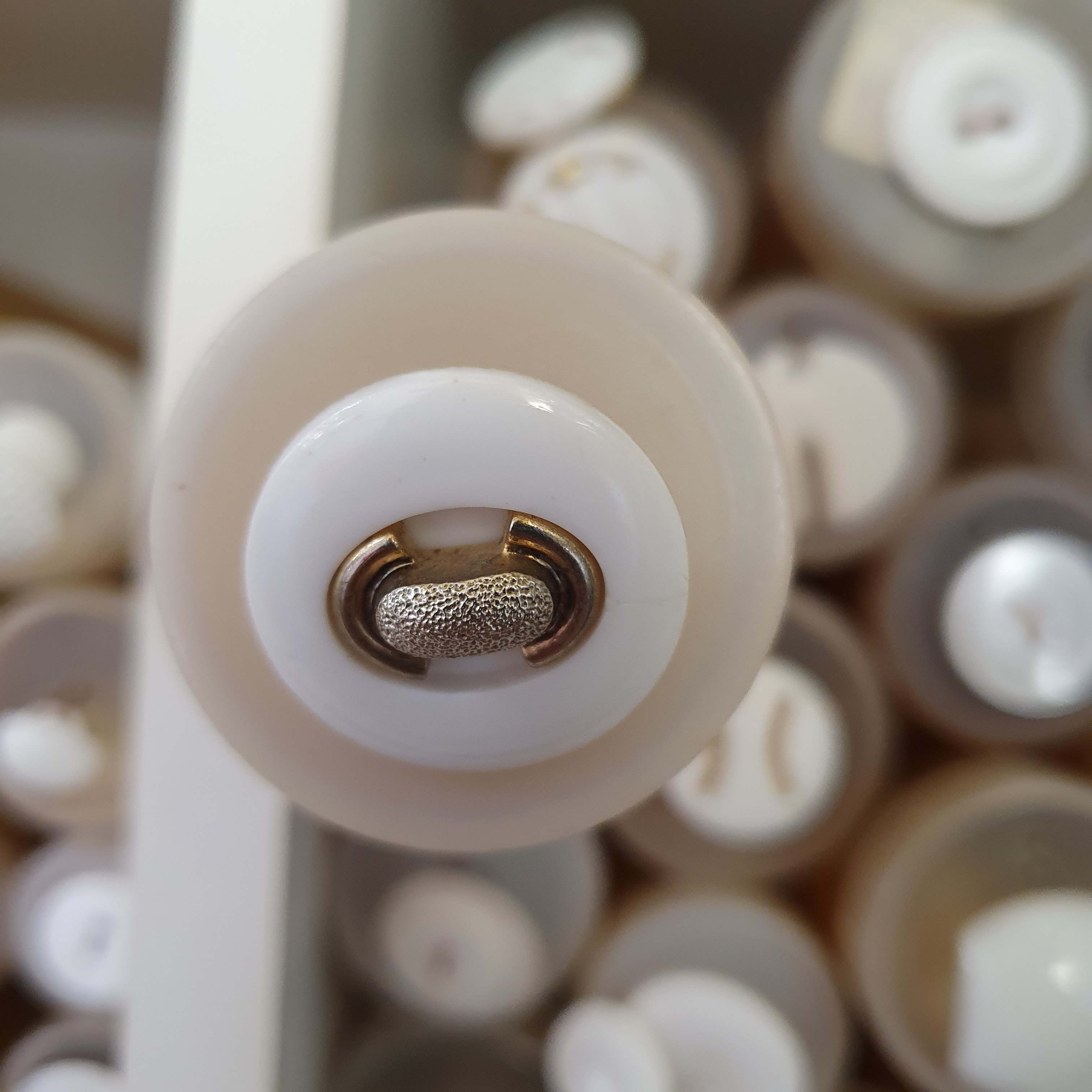Bielo zlatý gombík dekoratívny okrúhly cca 2,5cm