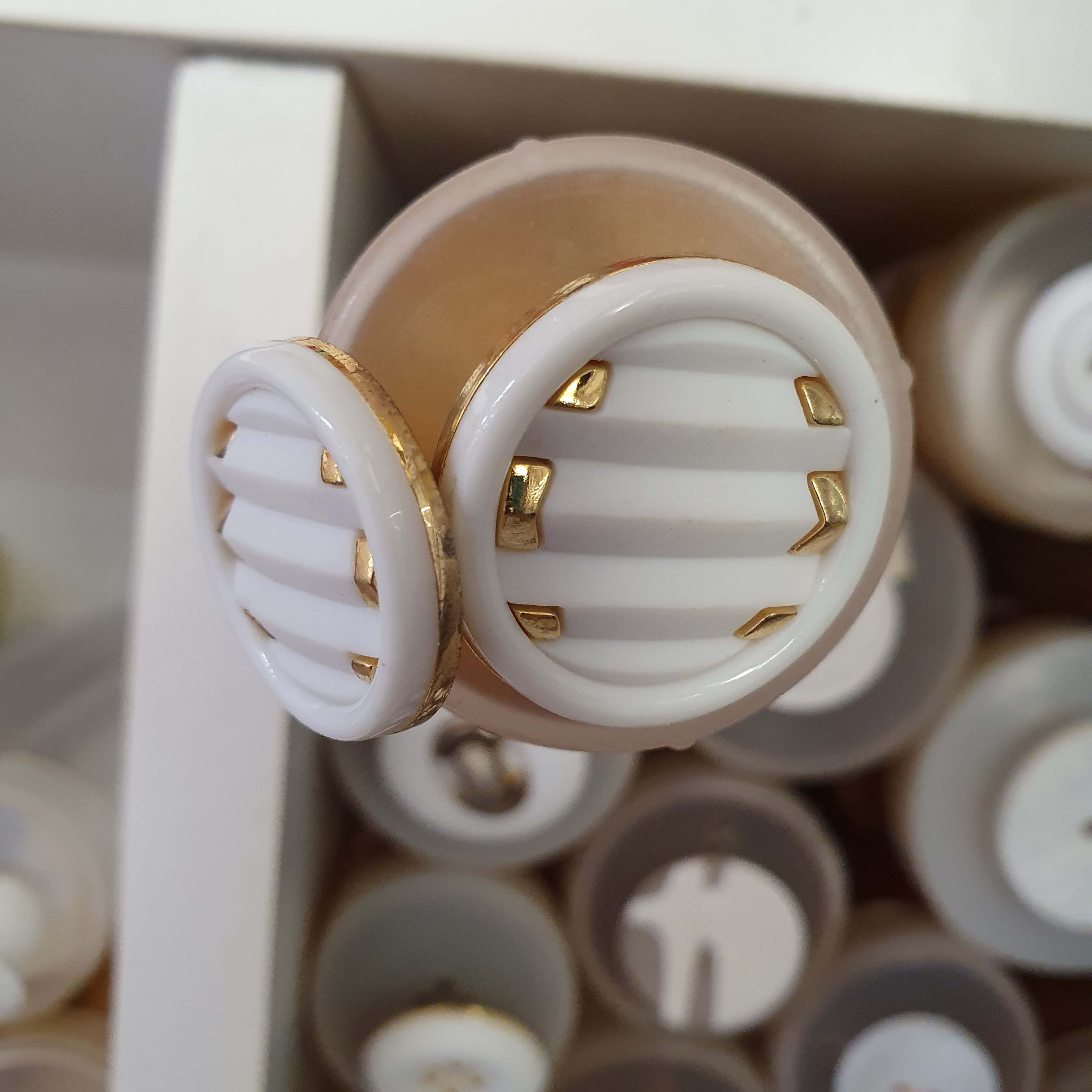Bielo zlatý gombík dekoratívny okrúhly väčší cca 2,5cm