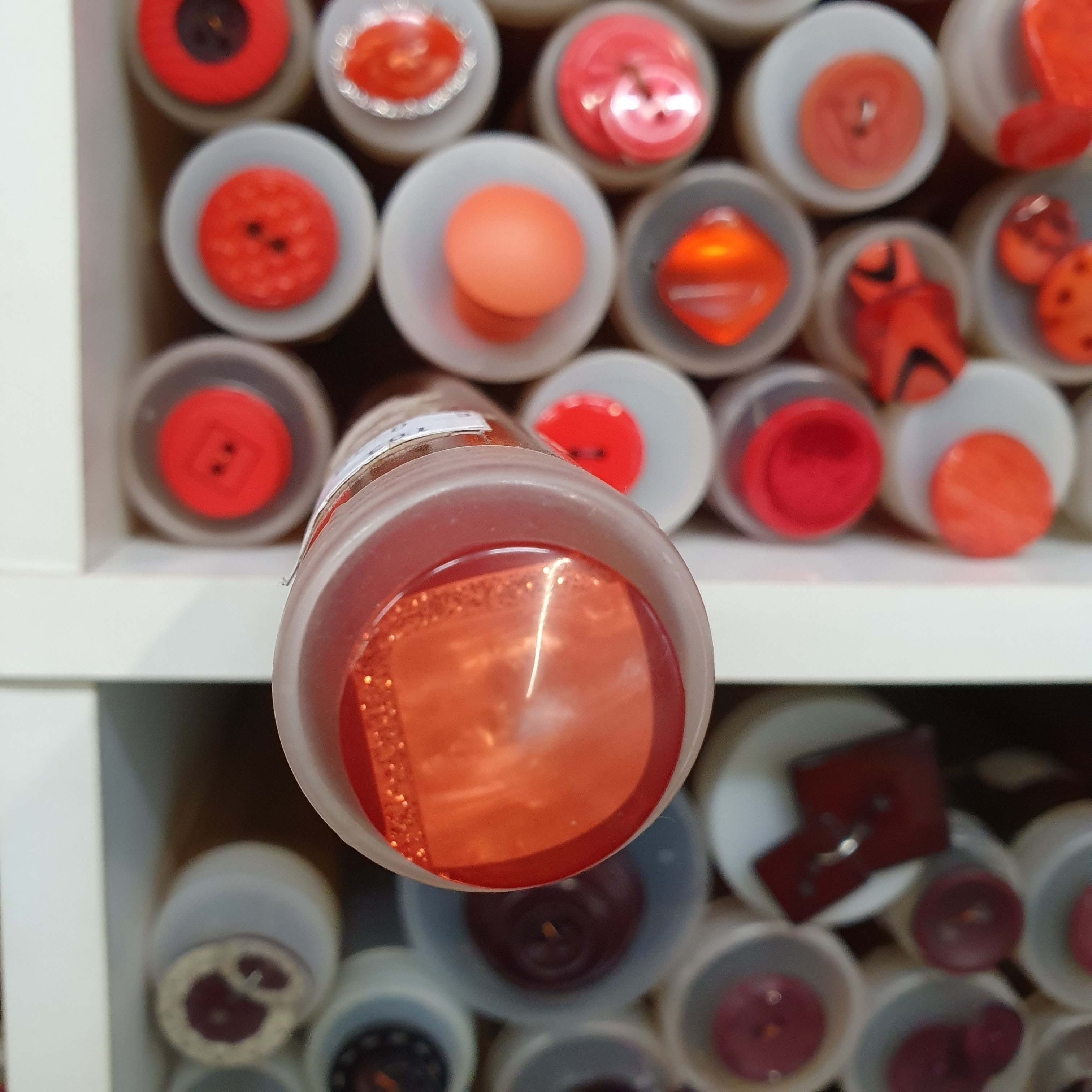 Červený ozdobný gombík okrúhly väčší cca 2,2cm