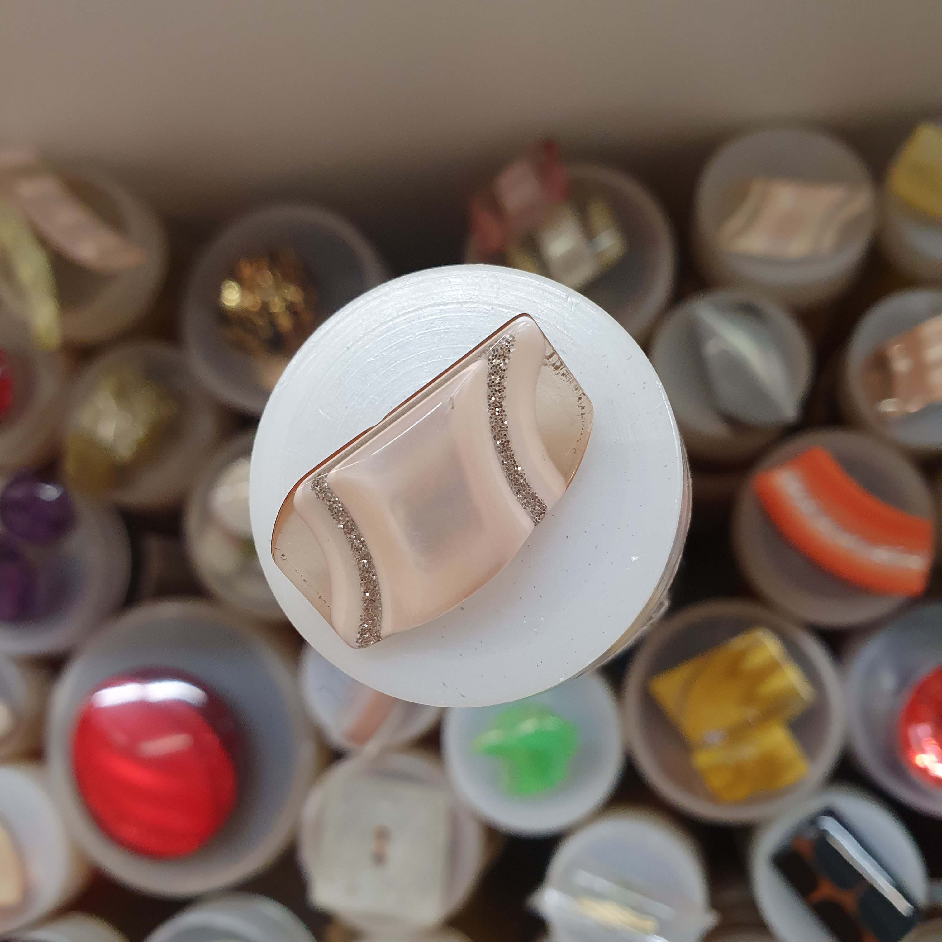 Atypický kávovo hnedý dekoratívny gombík cca 2,5cm