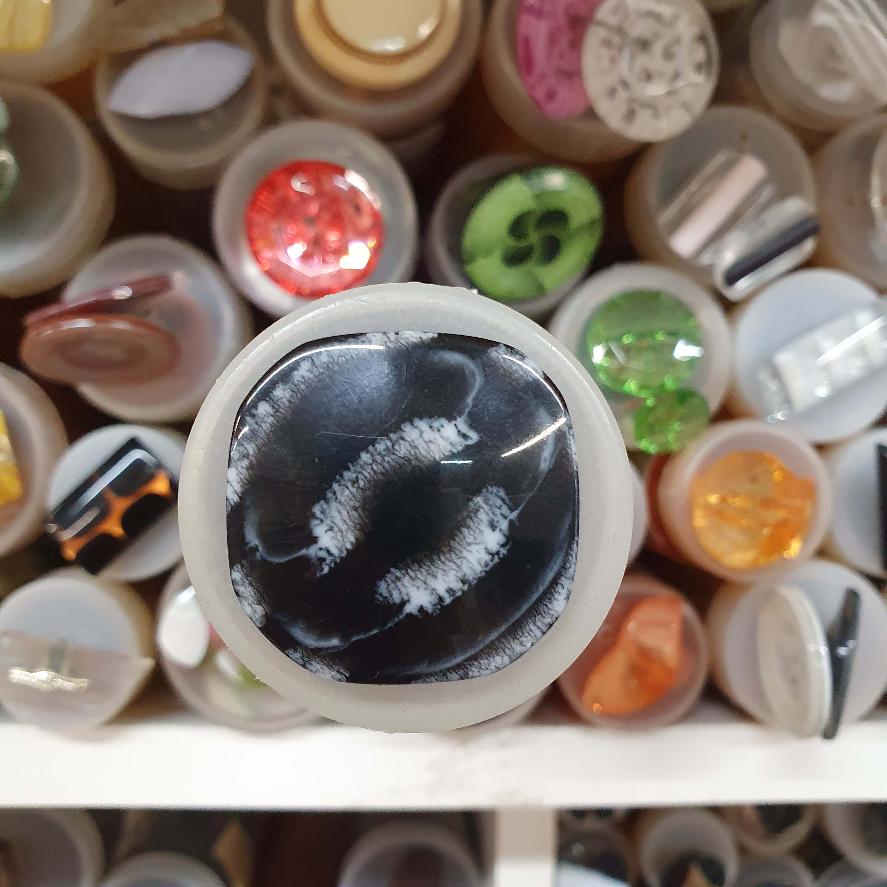 Atypický čierno antracit gombík cca 3cm