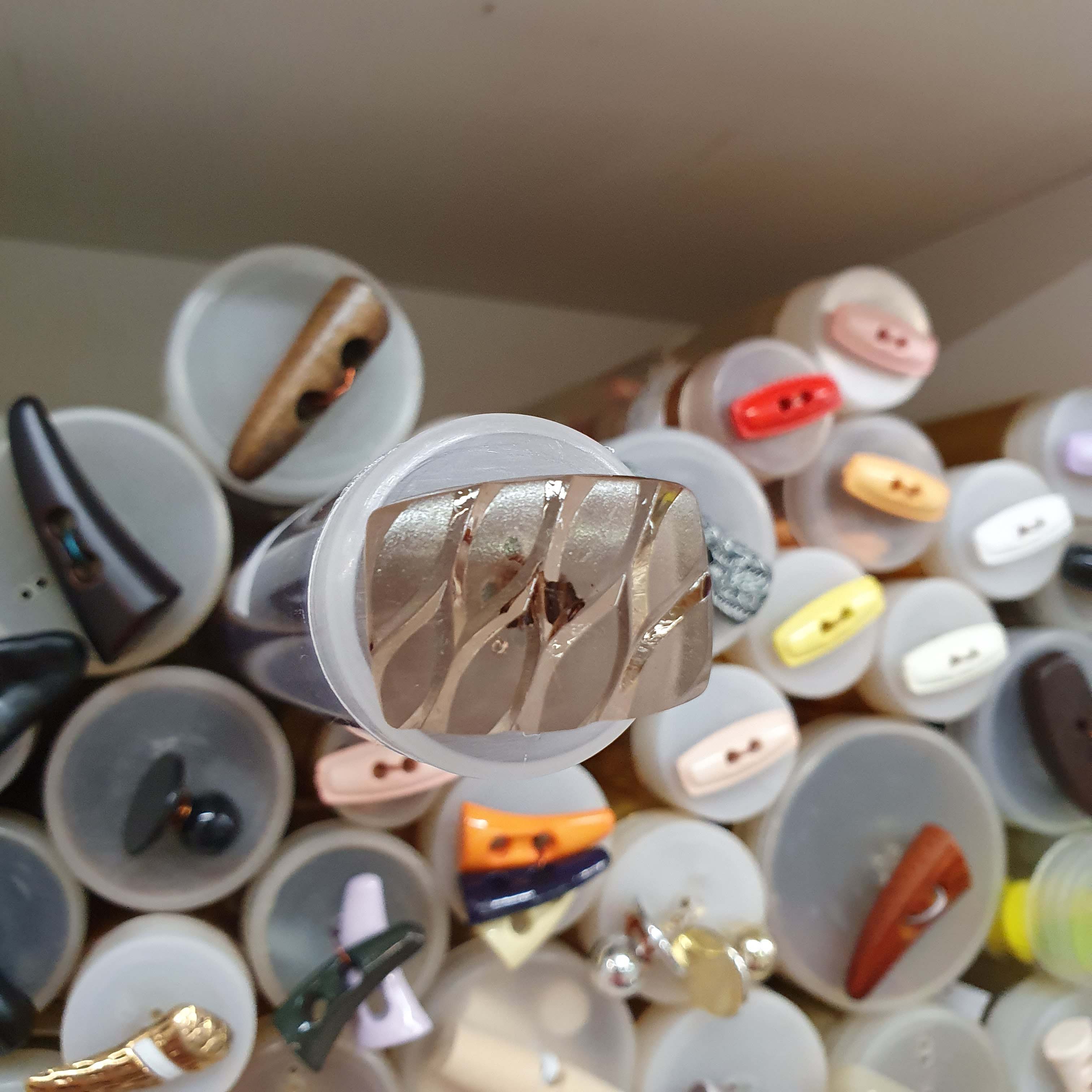 Atypický hnedo priesvitný dekoratívny podlhovastý gombík cca 2,8cm