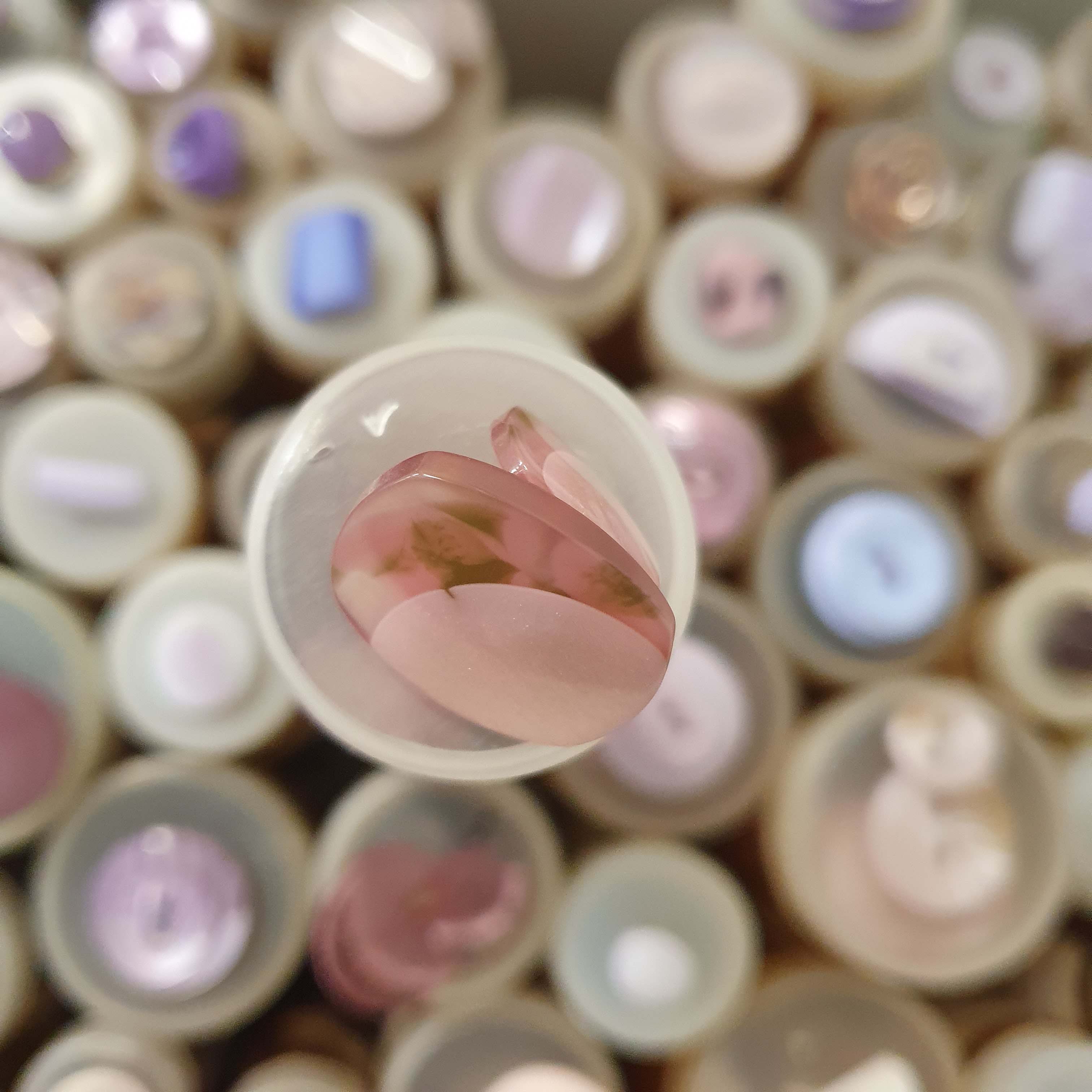 Atypický fialovo ružový dekoratívny gombík menší cca 1,5cm