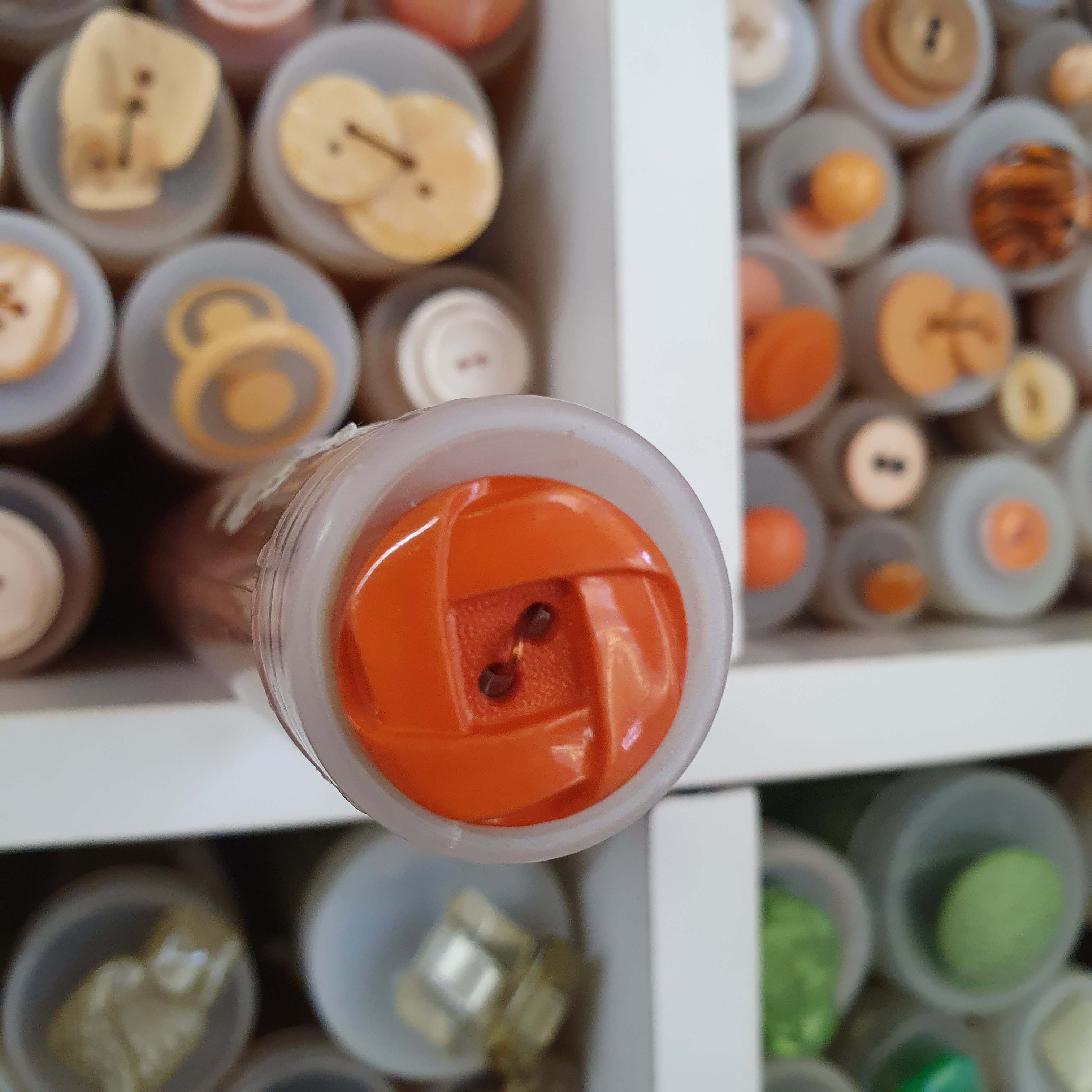 Oranžový gombík okrúhly cca 2cm