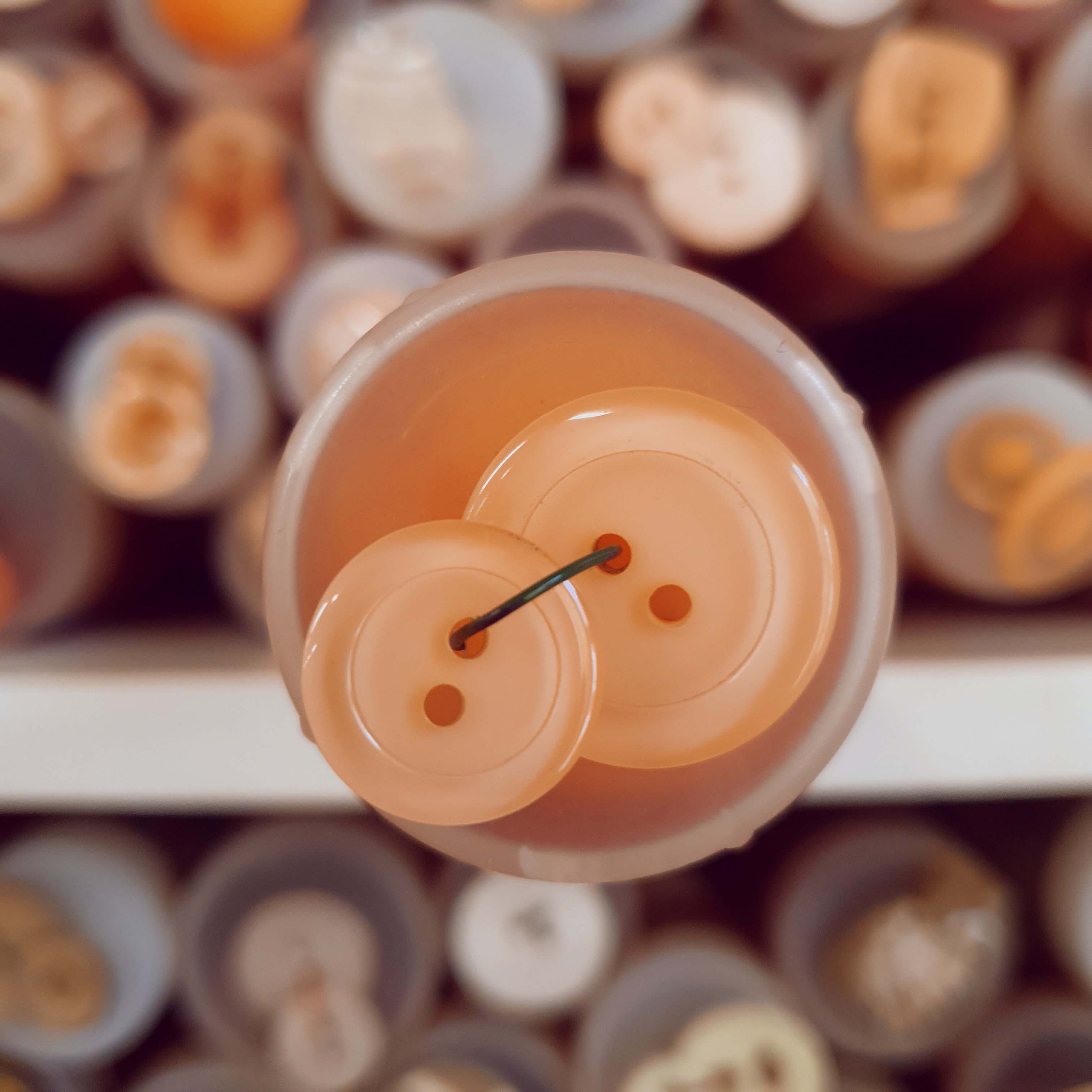 Oranžovo marhuľový gombík okrúhly menší cca 1,5cm