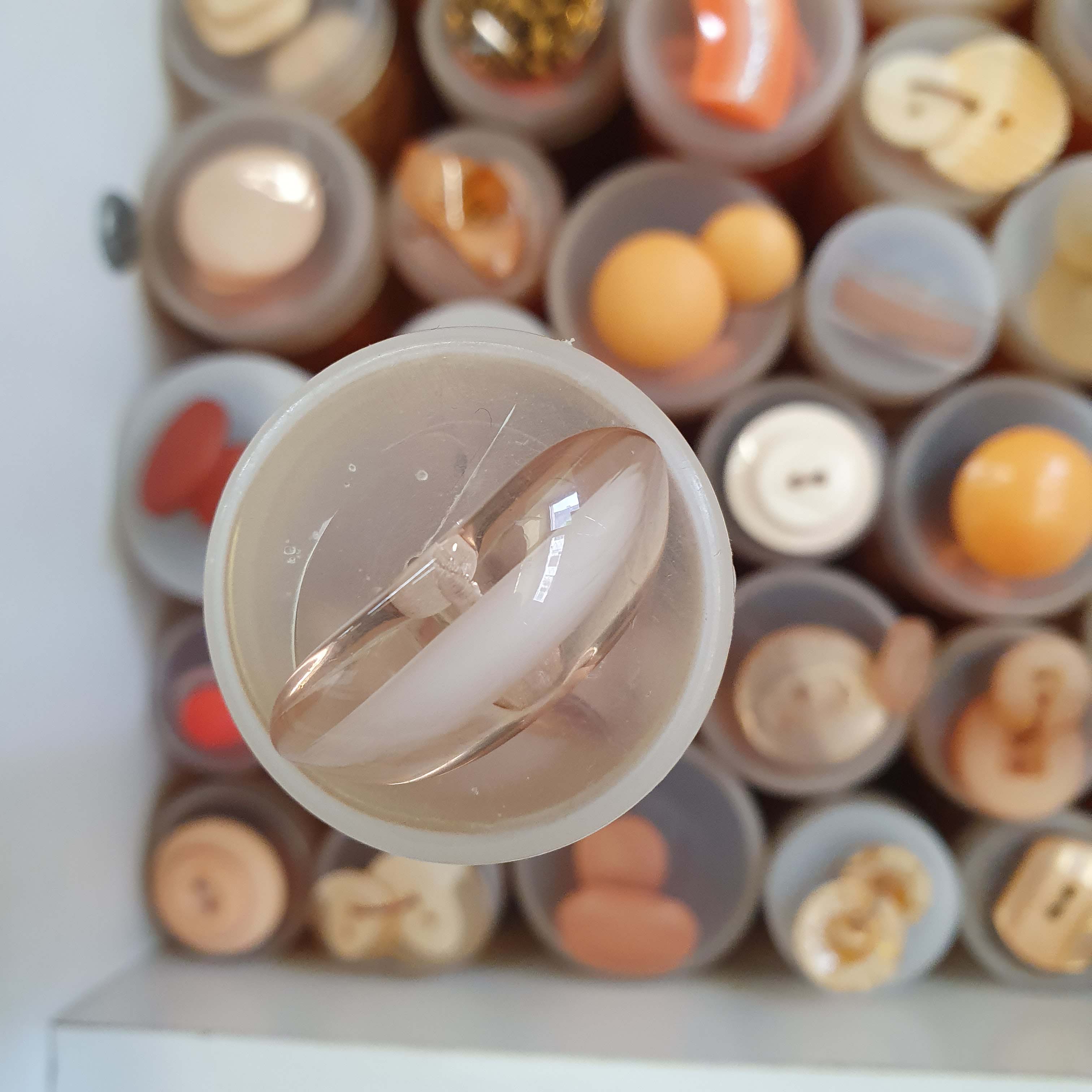 Atypický priesvitný oranž lososový gombík dekoratívny cca 3cm