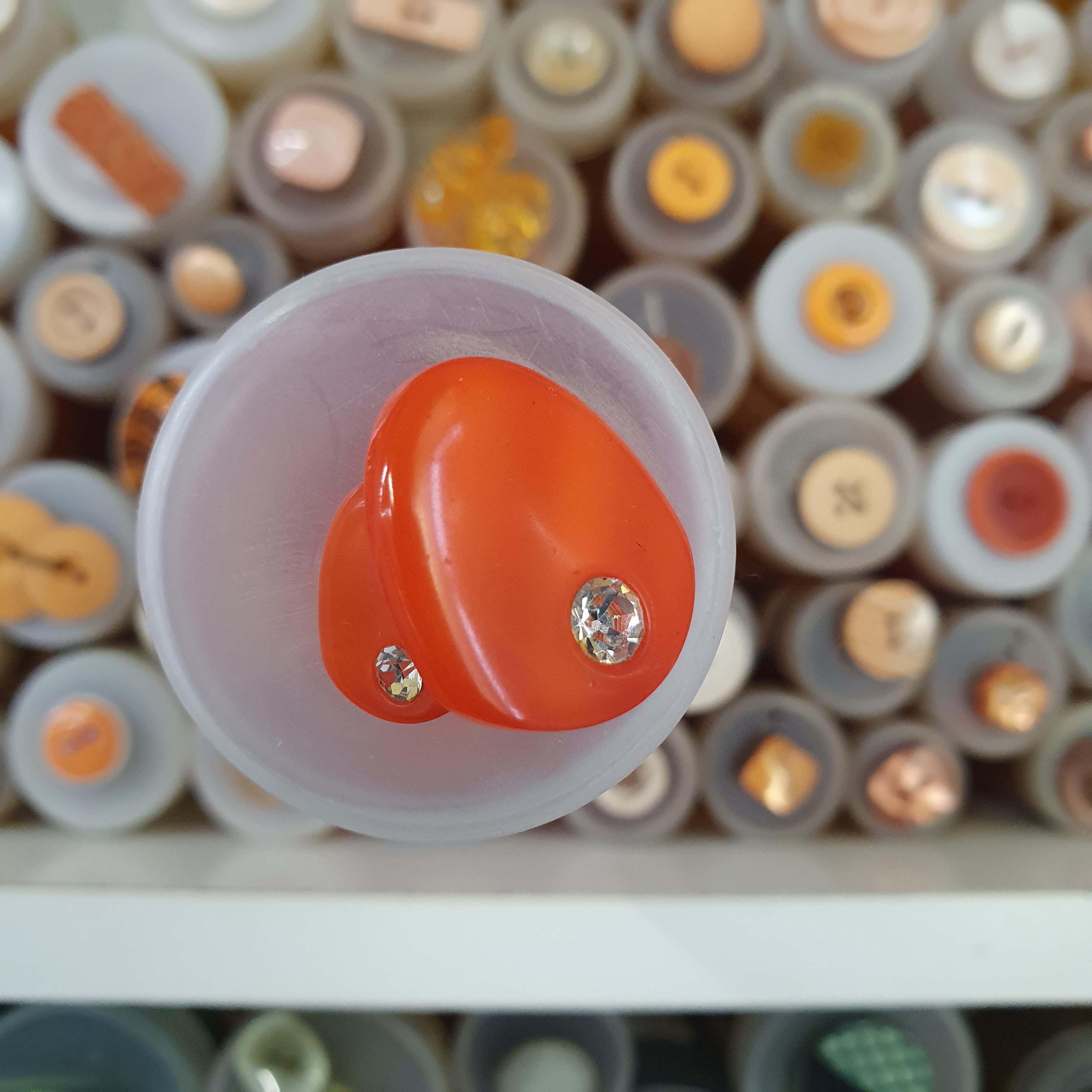 Atypický oranžový gombík dekoratívny menší cca 1,5cm