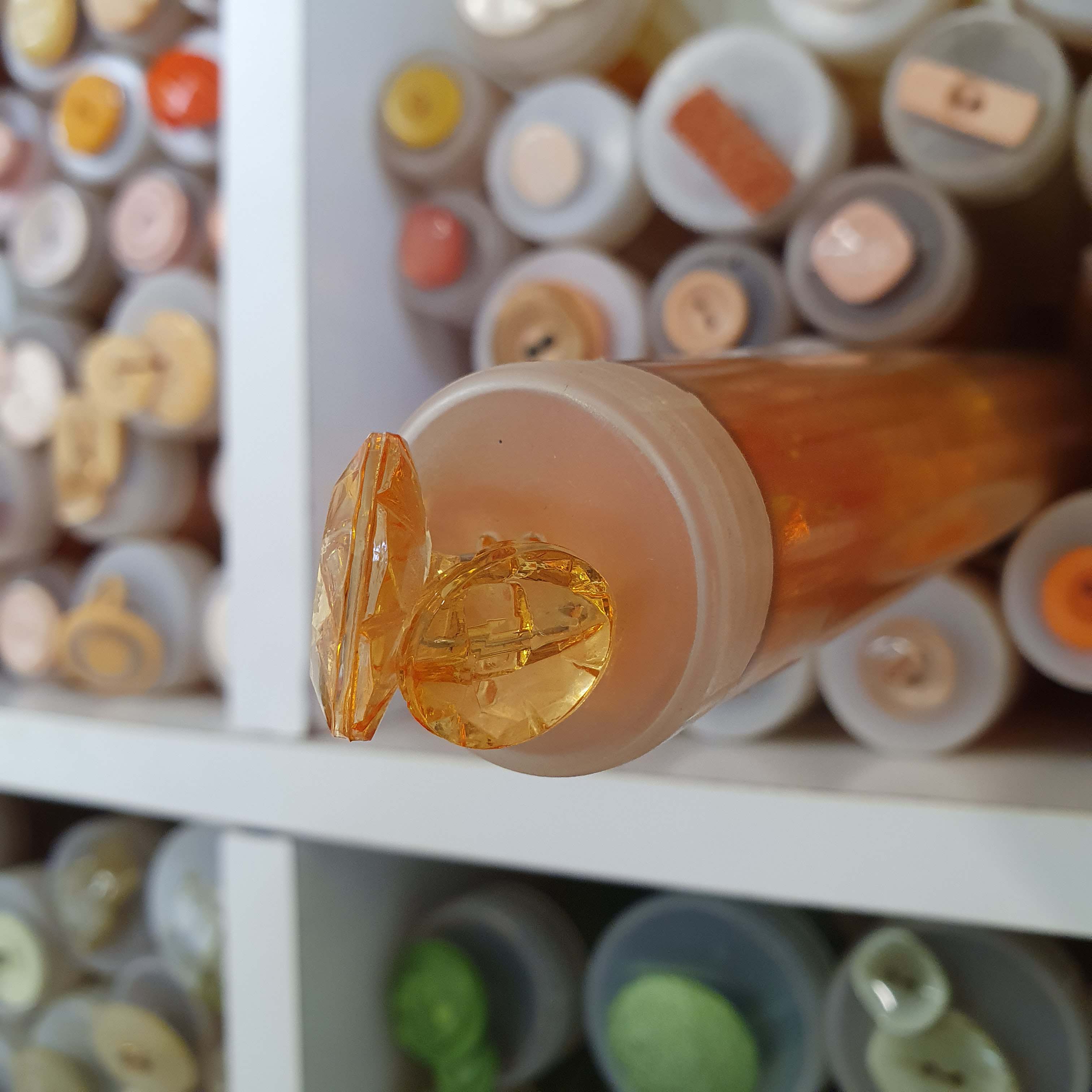 Oranžový gombík okrúhly dekoratívny väčší cca 2cm