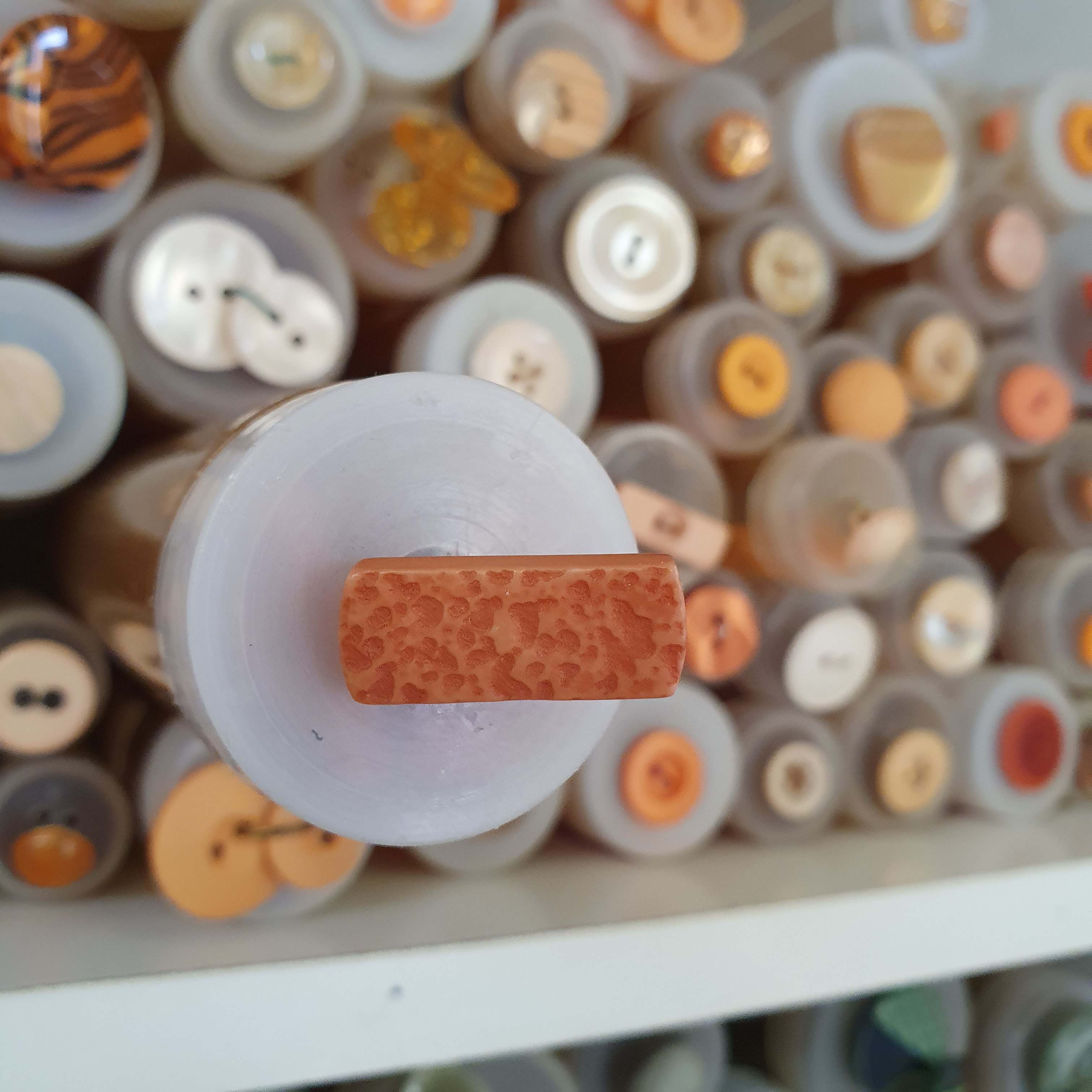 Atypický oranžový gombík dekoratívny cca 2,2cm