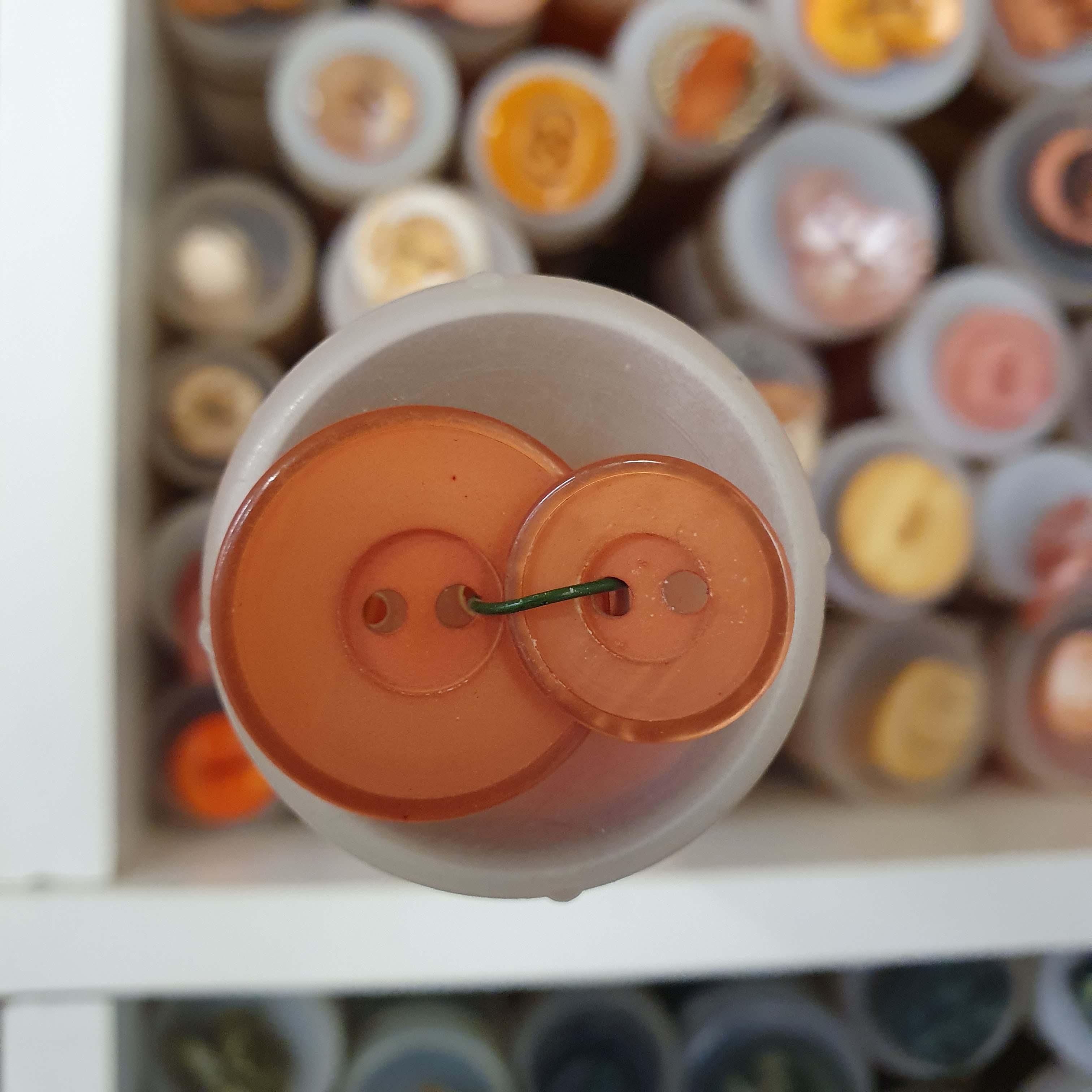 Oranžový gombík okrúhly väčší cca 2,2cm