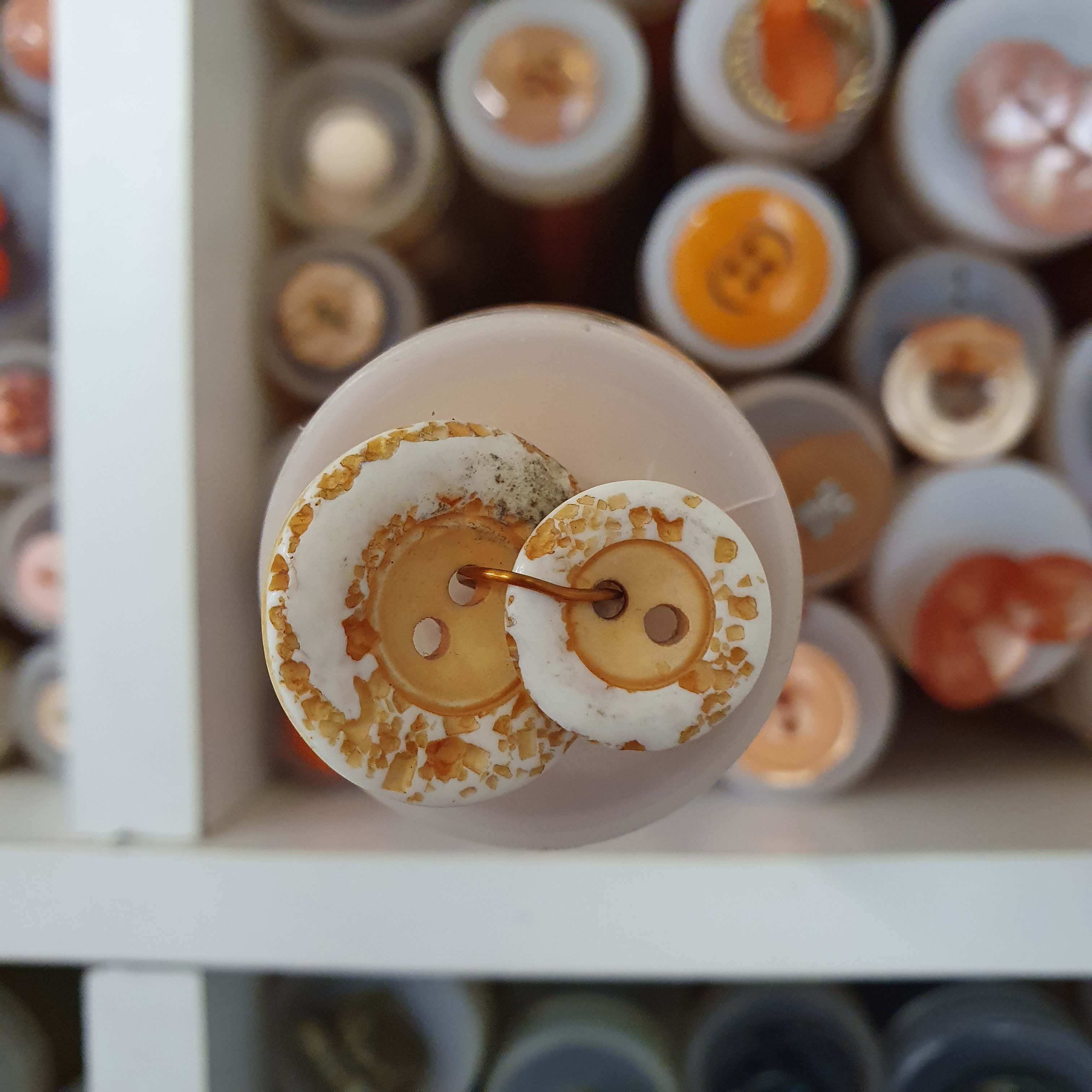 Oranžovo biely gombík okrúhly menší cca 1,5cm