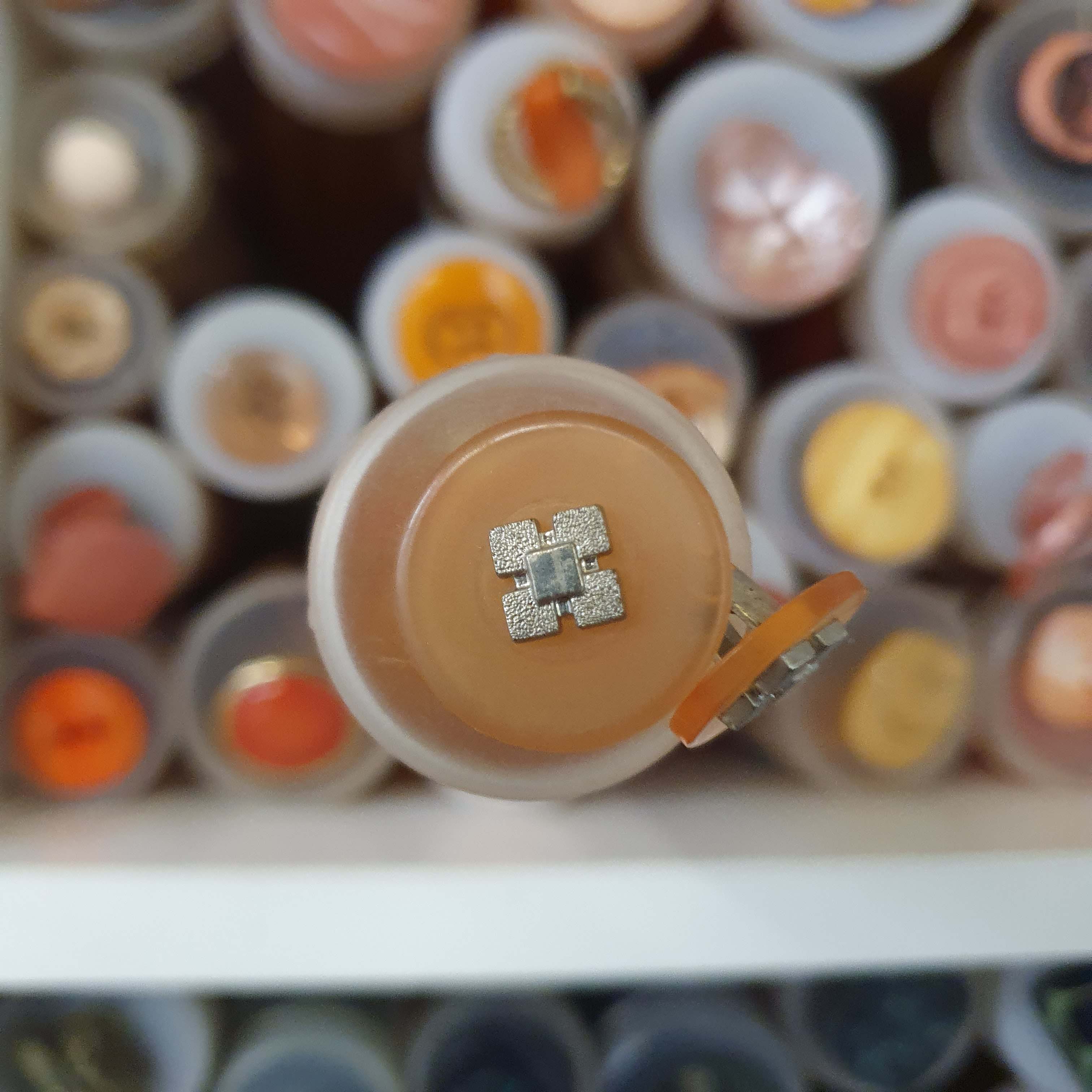 Oranžový gombík okrúhly väčší cca 2,1cm