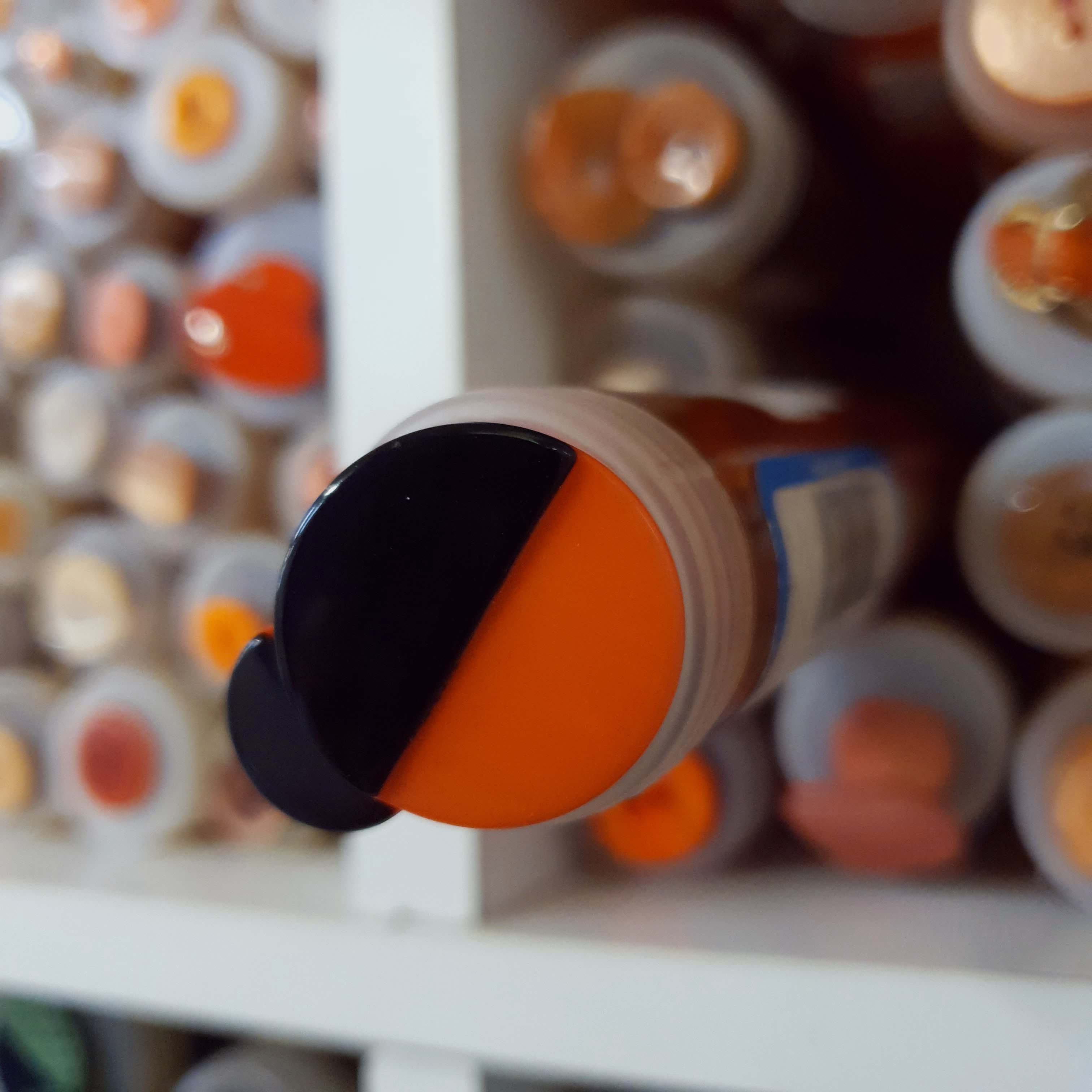 Oranžovo čierny gombík okrúhly menší cca 1,5cm